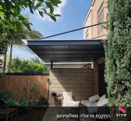 פרגולה מאלומיניום עם קורות אופקיות בגינה